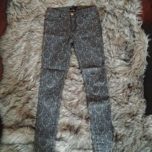 4/20$ Forever21 skinny jeans